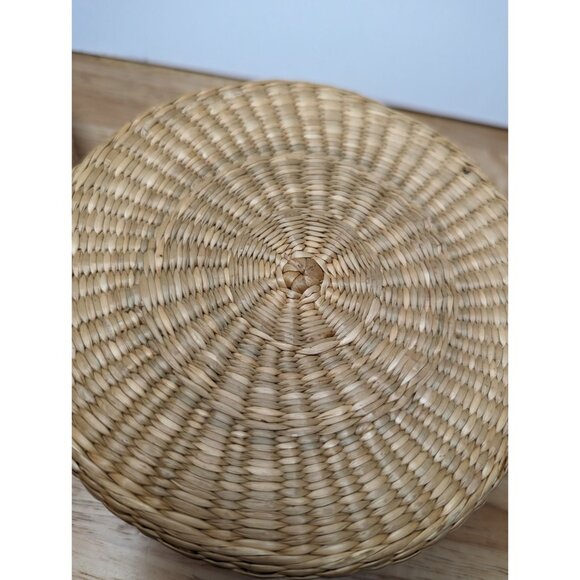 Small handwoven seagrass painted color lided handle basket 2 1/2 inch boho - Picture 9 of 9